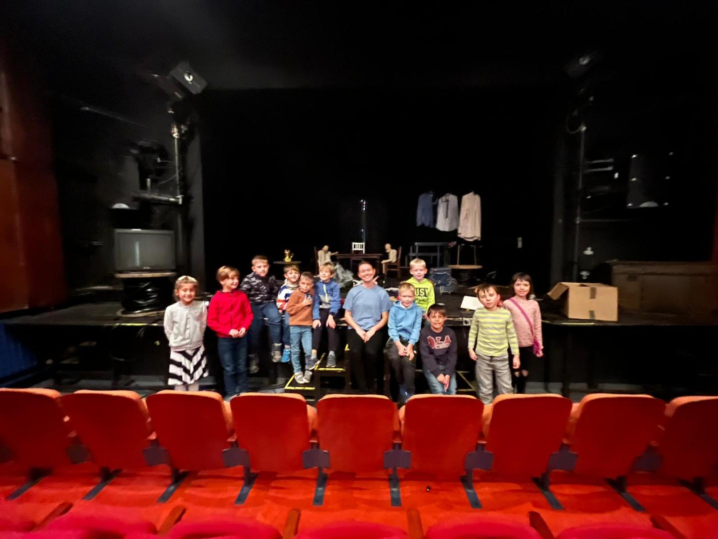 Děti v divadle Drak