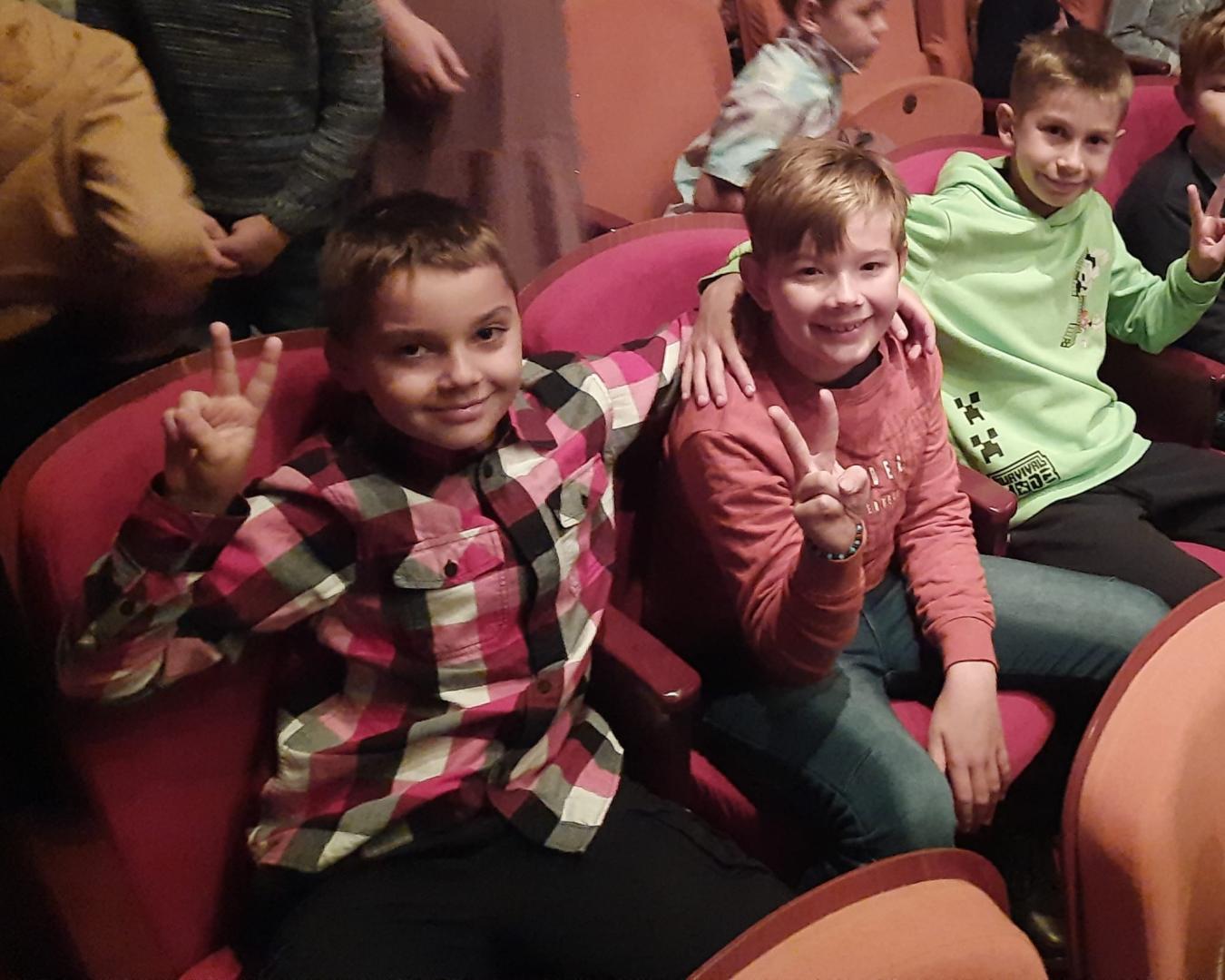 Děti v divadle Drak